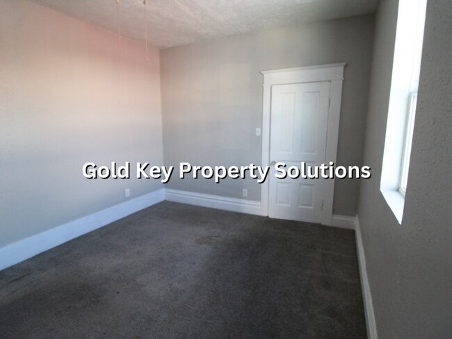 Building Photo - 816 W 11th St