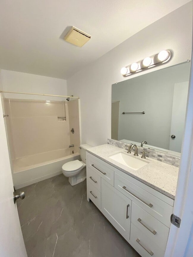 Building Photo - Large 2 bedroom, 1.5 bathroom Townhouse st...