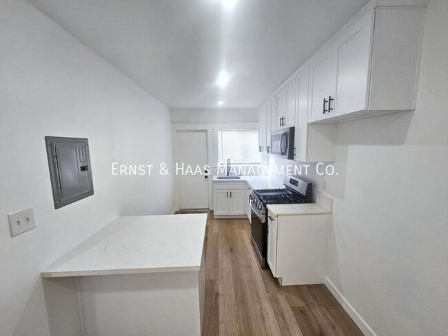 Building Photo - 1306 E Hellman St