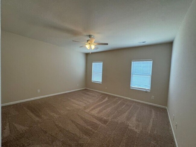 Building Photo - ***** READY TO MOVE IN *****