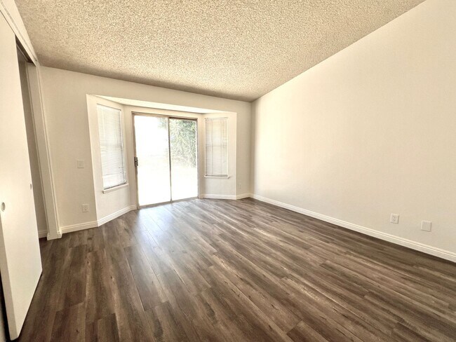 Building Photo - Charming Single story 3bed /2 bath newly renovated home