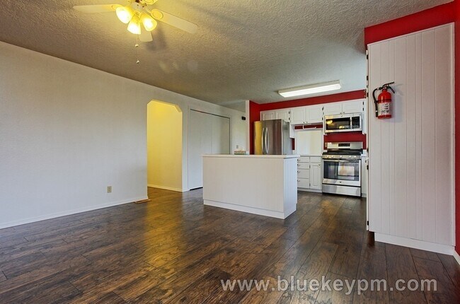 Building Photo - 3 Bed, 2 Bath home in Milwaukie