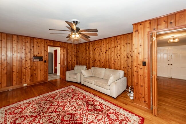 Building Photo - 6 Bedroom, 2.5 Bath House in Drayton on th...