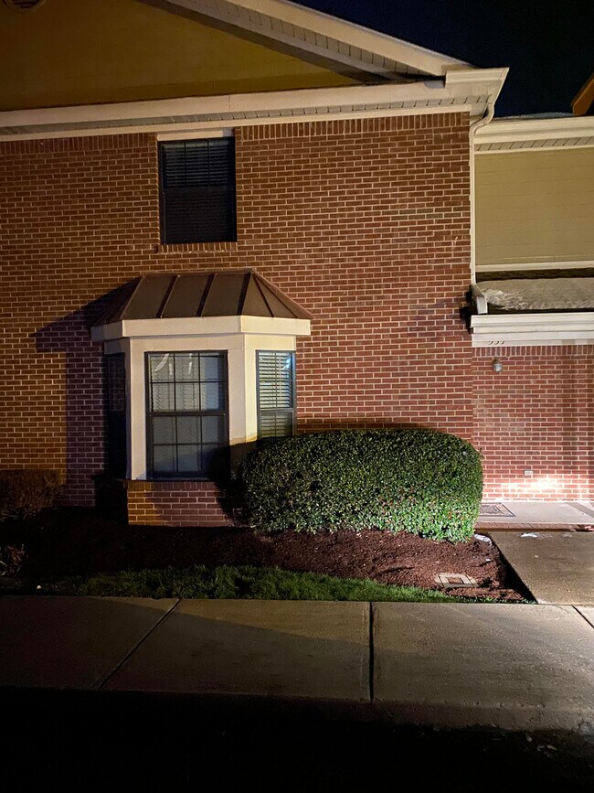 Building Photo - 537 Chandler Plz