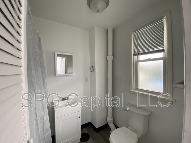 Building Photo - 648 W College Ave