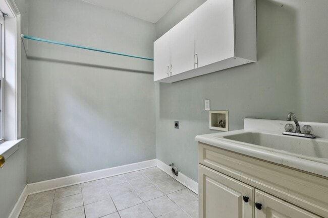 Building Photo - Luxury Millpond Manor Home in Starr’s Mill District!