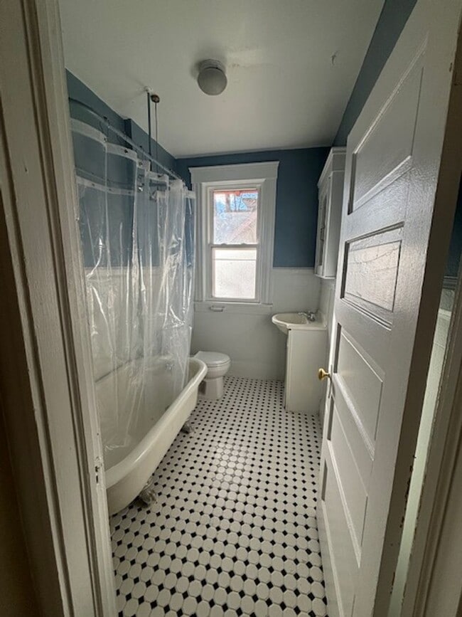 Building Photo - Beautiful Top-Floor 1Bd/1Ba Apartment with City Park Views