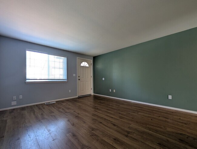Building Photo - Spacious 3-Bedroom, 2.5-Bath Townhouse Near Churchill In Eugene!