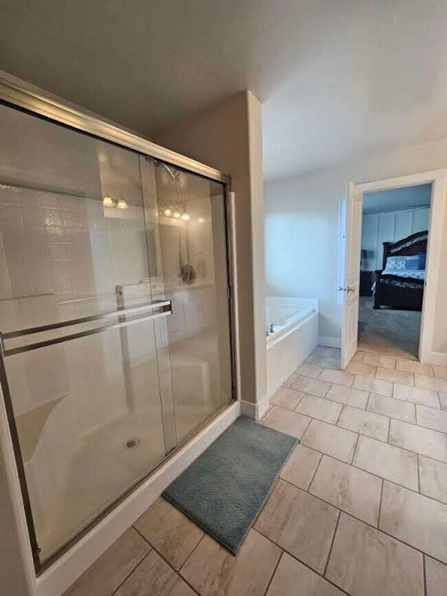 Building Photo - Ready now this beautiful 3 Bedroom Upscale...