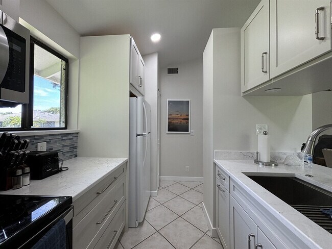 Building Photo - 216 Club Dr