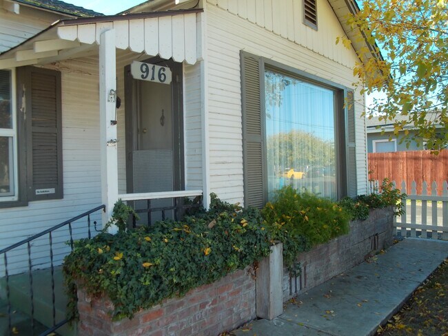 Building Photo - 916 12th St