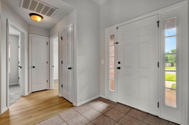Building Photo - Fresh 3 Bed 2 Bath home in great location!