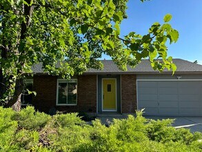 Building Photo - 3 Bedroom 2 Bathroom Single Story Home