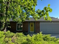 Building Photo - 3 Bedroom 2 Bathroom Single Story Home