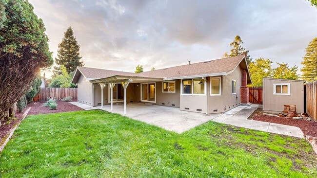 Building Photo - Meticulously Maintained Four Bedroom Singl...