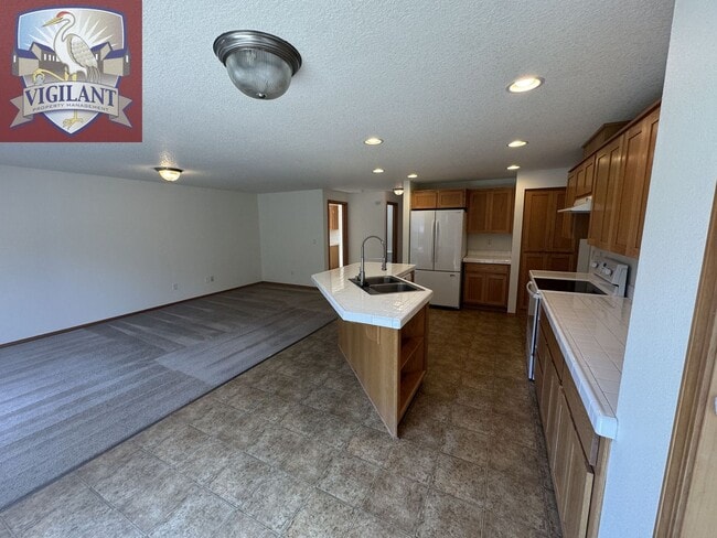 Building Photo - 1614 N Falcon Dr