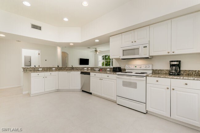 Building Photo - 9021 Las Maderas Dr