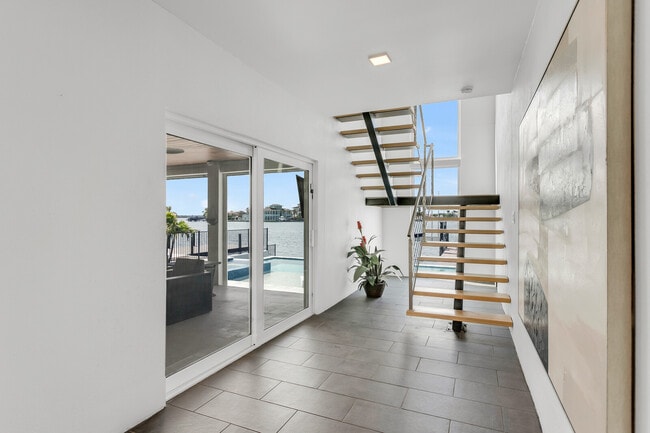 Building Photo - 905 Bay Point Dr