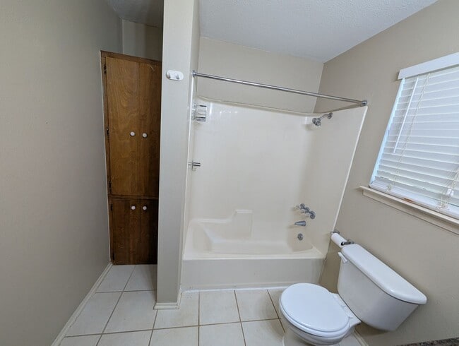 Building Photo - Location!! 1 Mile to Landa Park / Close to...