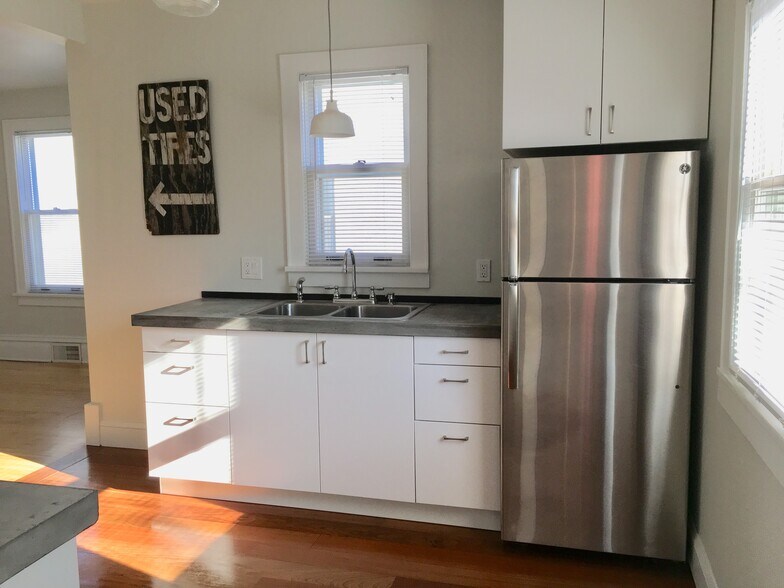 sunny kitchen - 1711 3rd Ave N