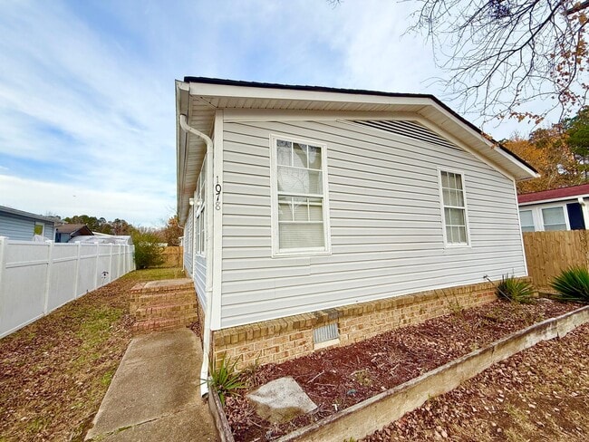 Building Photo - **3bed House-RENT READY- Minutes from the Dam Neck Base, Naval Station Oceana & Ocean Front**