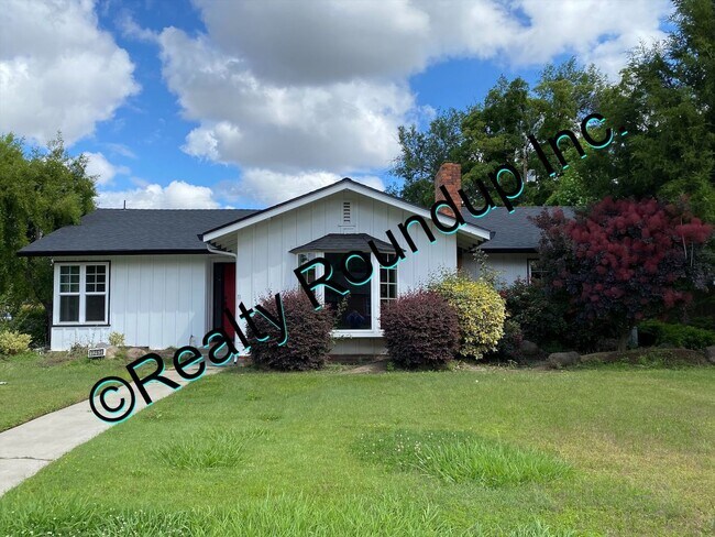 Building Photo - Beautiful Lincoln Village Home