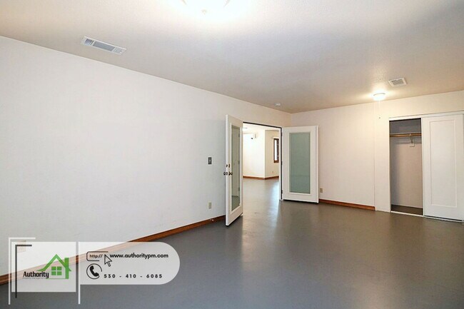 Building Photo - 10560 Old Oregon Trl