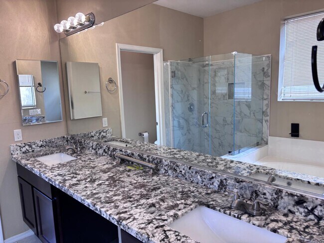 Building Photo - 2720 E Hulet Dr