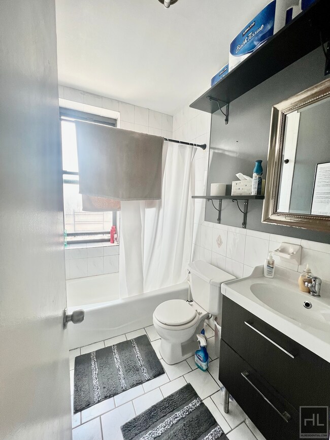 Building Photo - True 2 Bedroom in Astoria I NWRM Subway Ac...