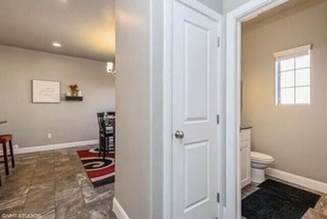 Building Photo - Bright & Spacious Desert Townhome