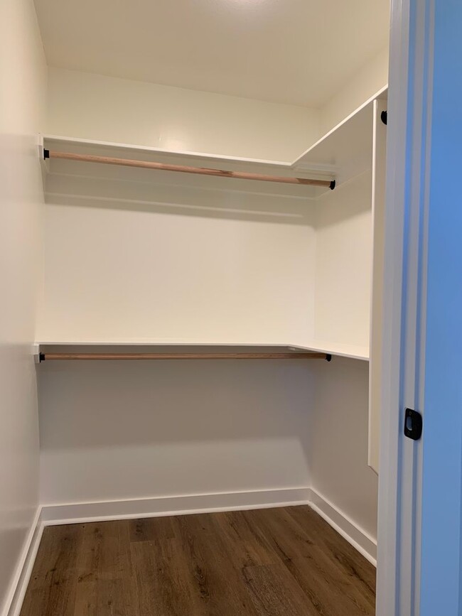 Building Photo - 2 Bed/1 Bath: Walk to International Studie...