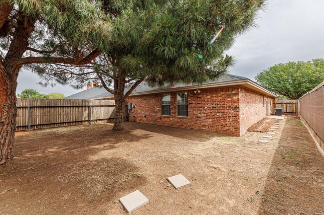 Building Photo - 10104 Englewood Ave