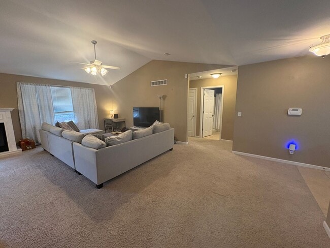 Building Photo - Spacious west side 3 Bedroom, 2 Bath home, close to Ft. Riley!