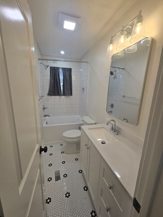 Building Photo - Fully remodeled 3br/2.5ba in Holston Hills