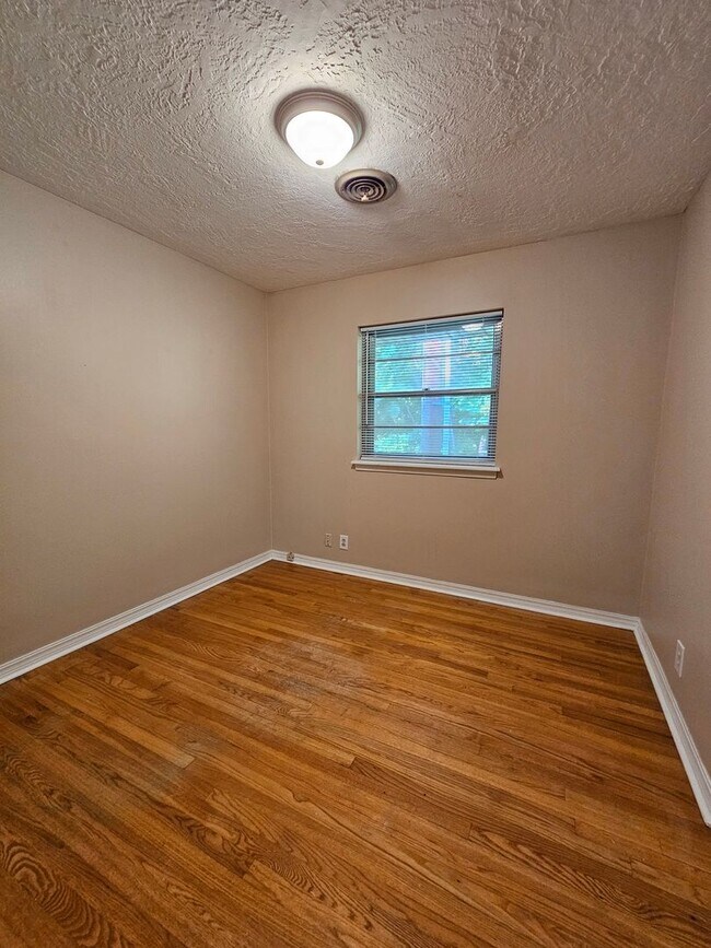Building Photo - (3) Bed/(1.5) Bath in Core Norman Avail No...