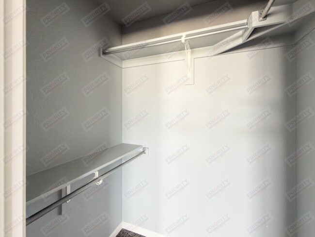 Building Photo - 3 bed, 2.5 bath townhouse with a 2 car garage