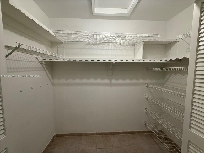 Building Photo - 1721 NE 48th Ct