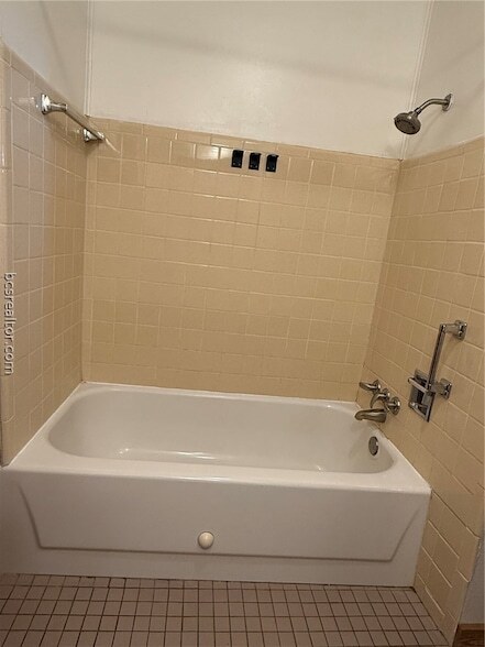 Building Photo - 9581 Valley View Dr