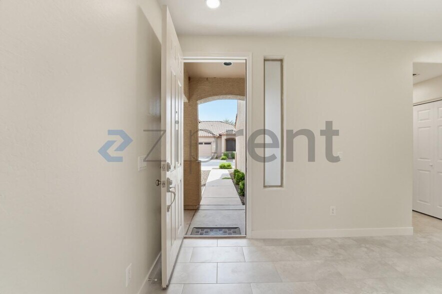 Building Photo - 2600 E Springfield Pl