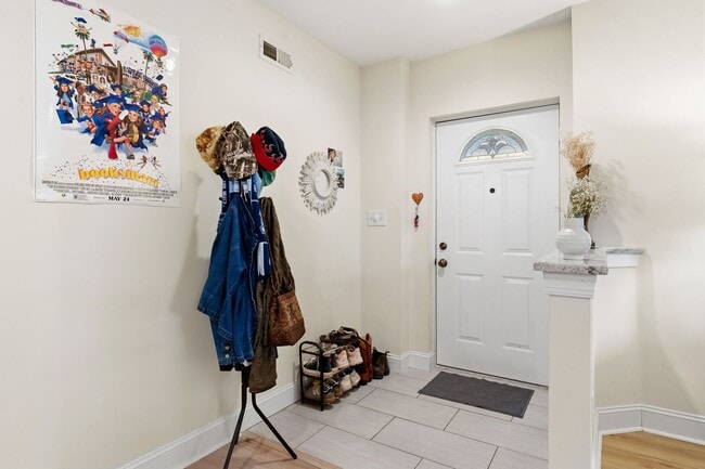 Building Photo - Beautiful apartment less than 1 mile from Brightleaf Square! Utilities Included!