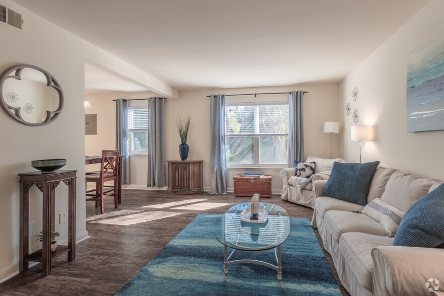 2BR,1.5BA,-842SF - Hidenwood - Hiden Place Apartments