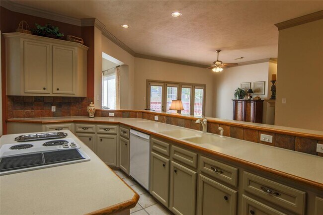 Building Photo - 2 Robin Trail