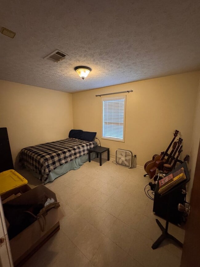 Building Photo - 5 BR 3 full BA House