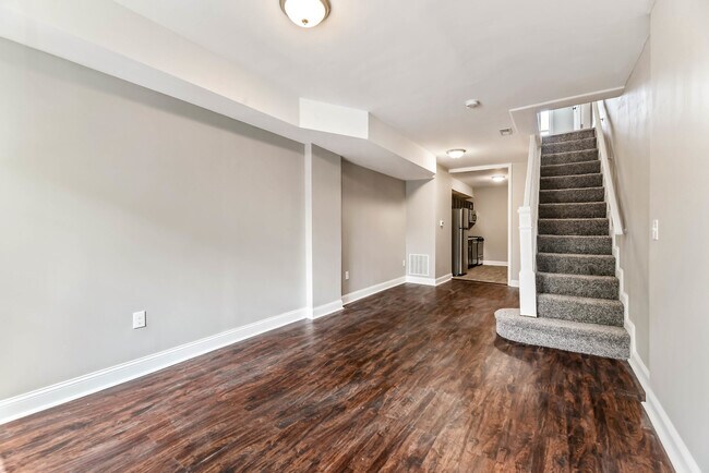Building Photo - 2 Bedroom Rowhome- Baltimore City