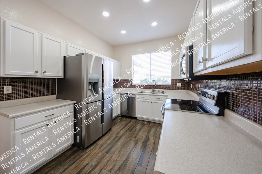 Building Photo - 15428 W Mauna Loa Ln