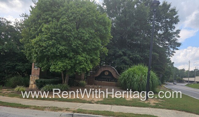 Building Photo - Gorgeous 5 bedroom, 2.5 bath / Attention t...