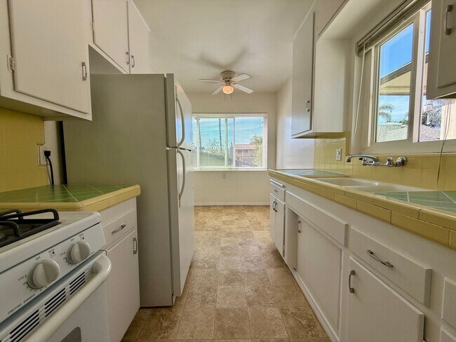 Building Photo - CORNER Upstairs Unit Within Small Gated Community! COMPLIMENTARY Shared Laundry! Spacious Floorplan!