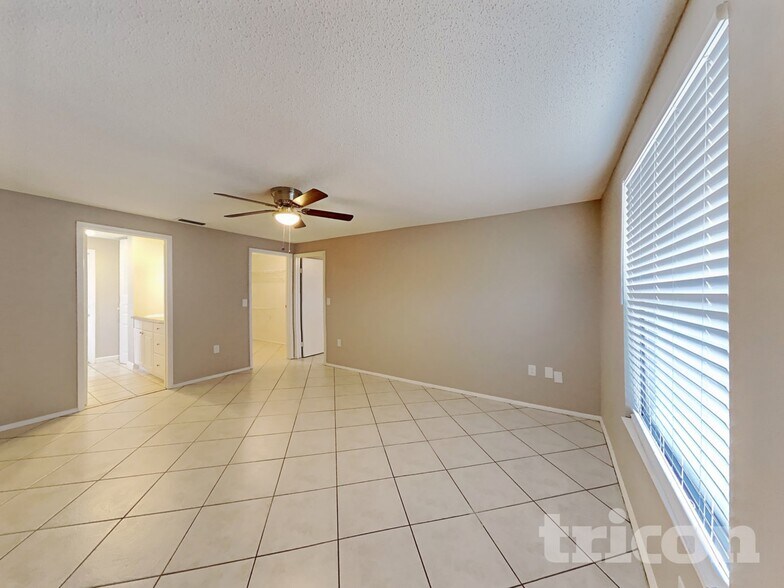 Building Photo - 6101 37th Ave W