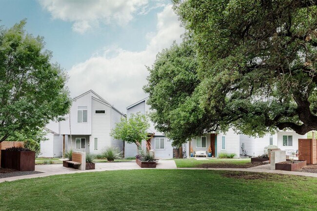 Building Photo - 801 N Bluff Dr