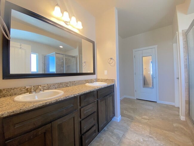 Building Photo - Gorgeous 4bed/3.5bath with 2 Master Bedrooms!